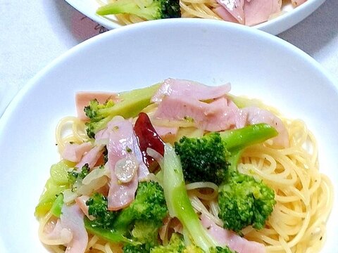 ブロッコリーとハムのペペロンチーノ風パスタ